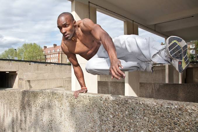 Sebastian Foucan provozující freerunning.